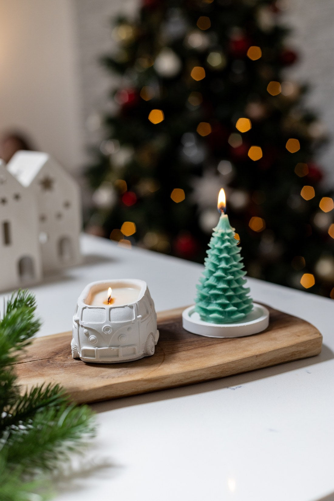 2-Piece Christmas Candle Gift Box – Christmas Tree & Cement Travel Bus