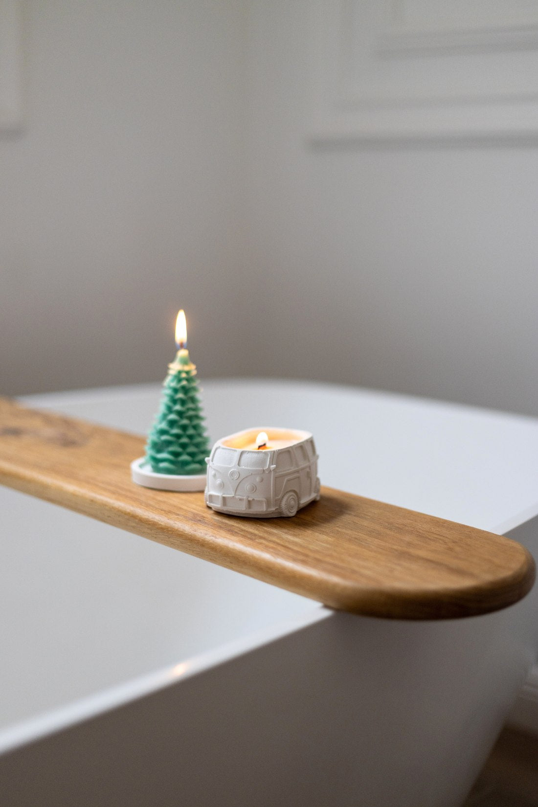 2-Piece Christmas Candle Gift Box – Christmas Tree & Cement Travel Bus