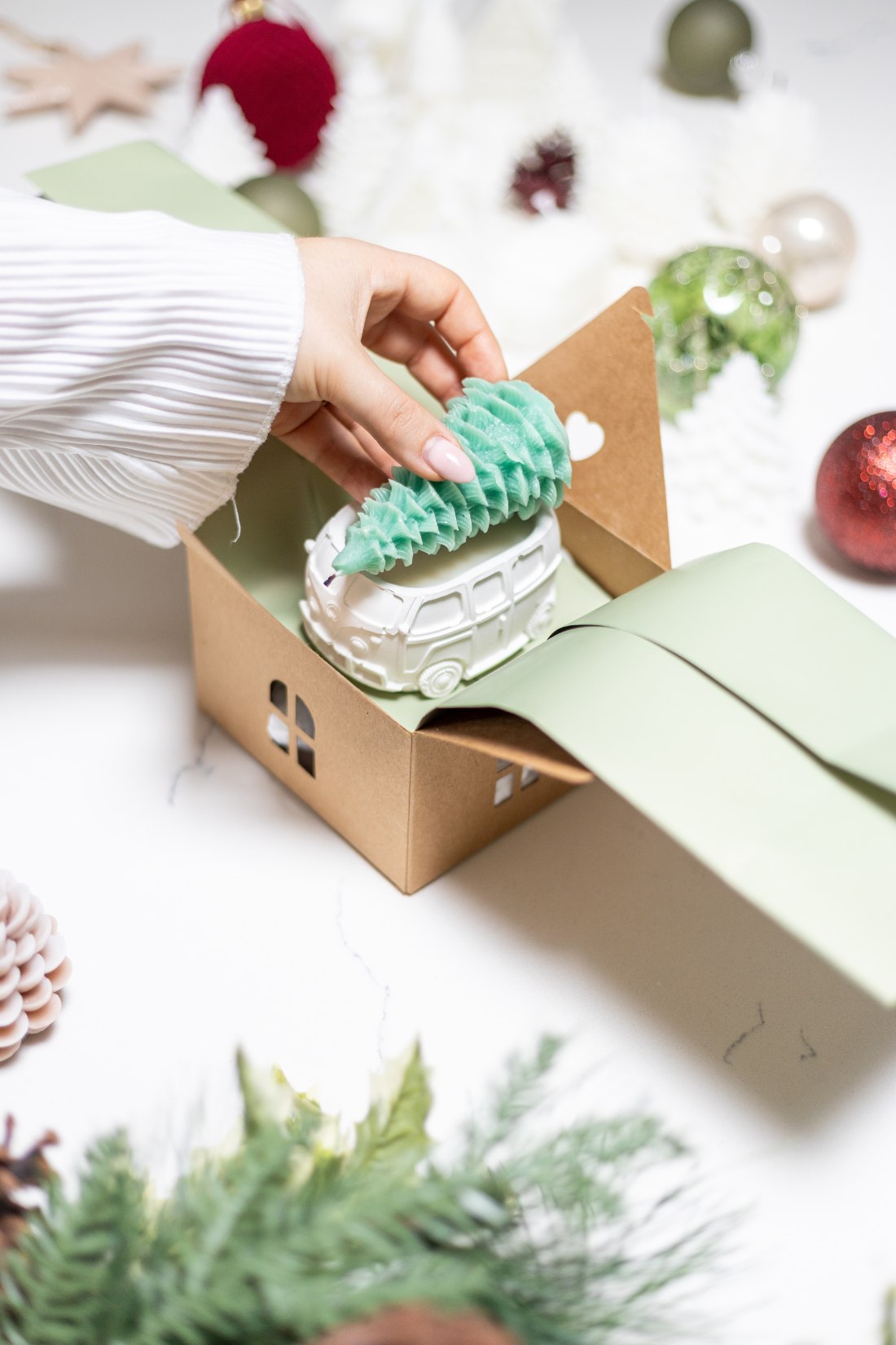 2-Piece Christmas Candle Gift Box – Christmas Tree & Cement Travel Bus